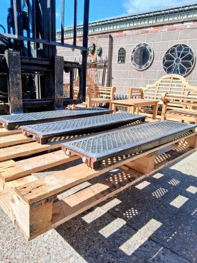 <p>15 cast iron stair treads and 1 large landing step</p><p>Landing step 970 x 700</p><p>Steps 910 x 230